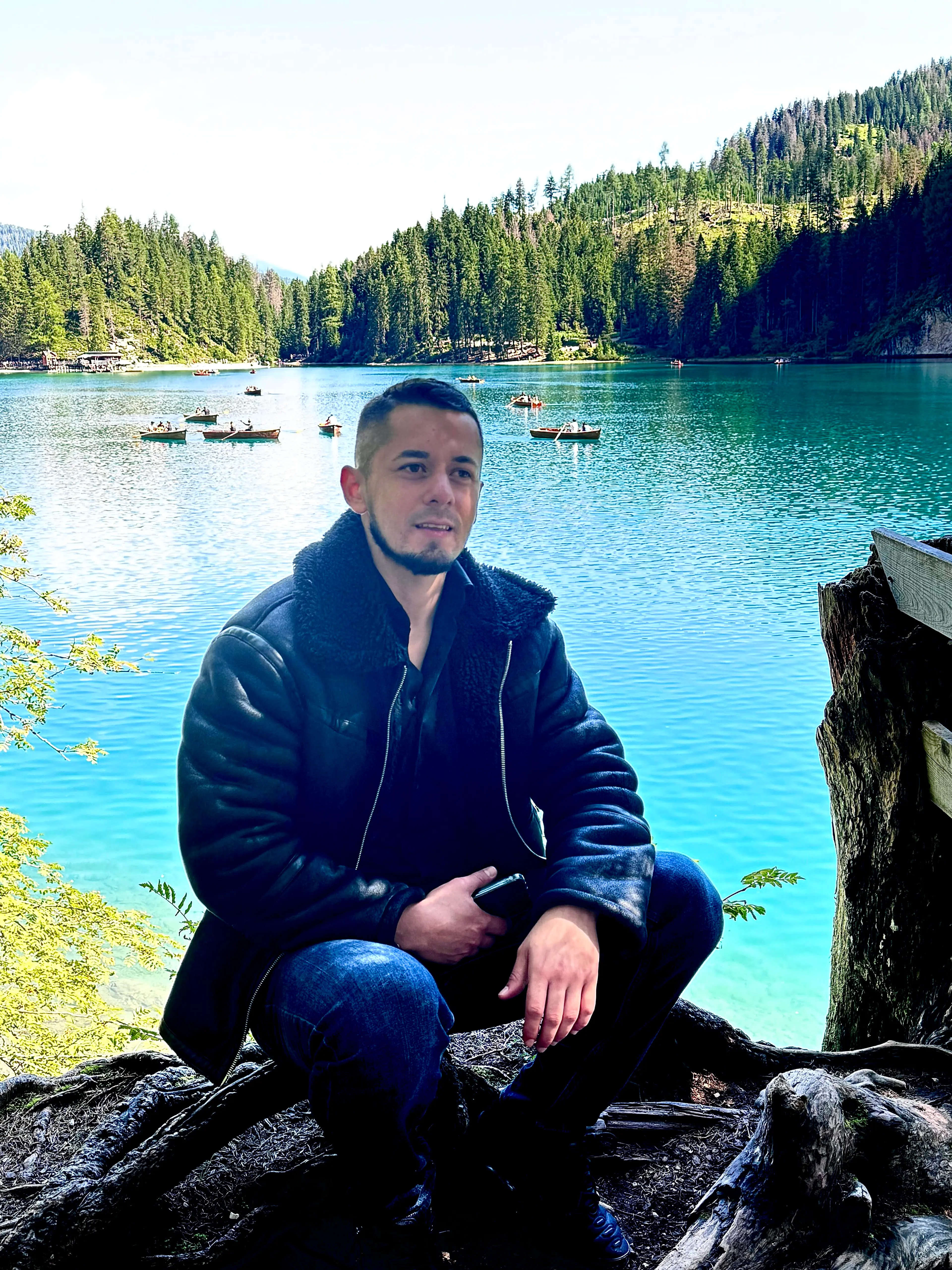 Kevin Caballero contemplando el paisaje en uno de sus viajes de senderismo